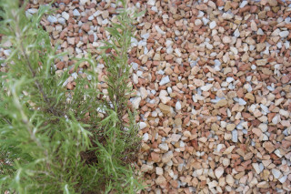 Entretenir le gravier décoratif sur balcon et terrasse : guide pratique