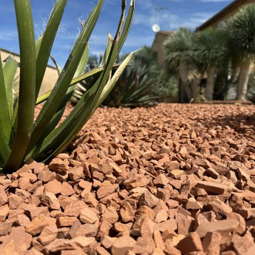 brique pilée terre cuite en paillage de pot de balcon